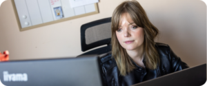 jeune femme salarié au bureau