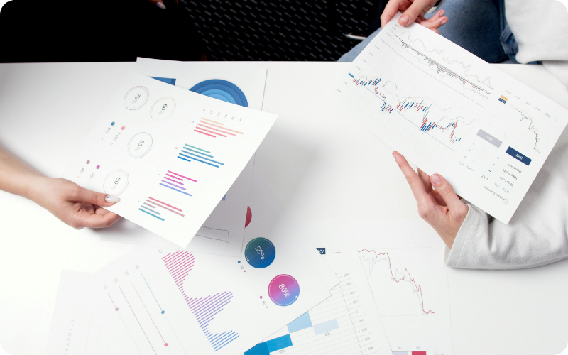 Analystes financier en train de regarder des papiers chiffrés