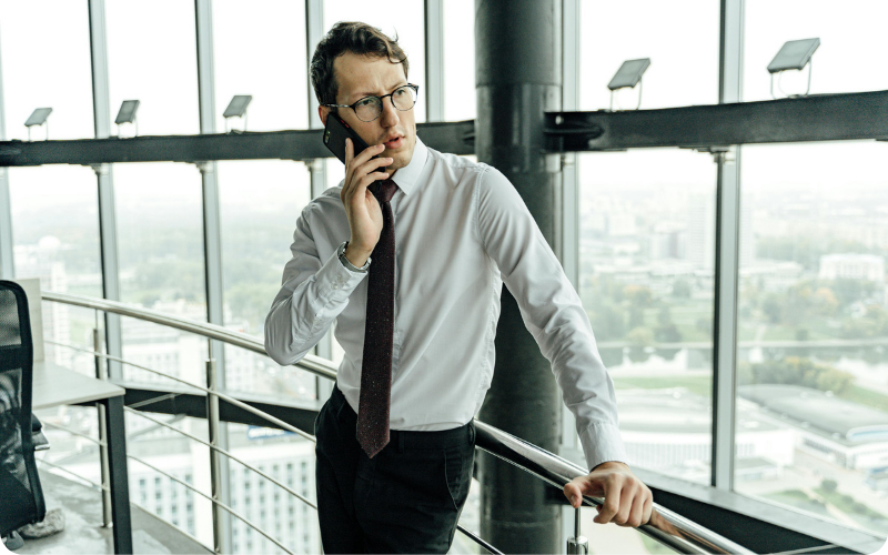 Commercial au téléphone avec un client