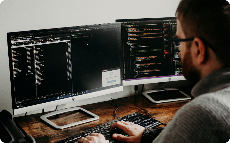 Web développer en train de coder sur son ordinateur